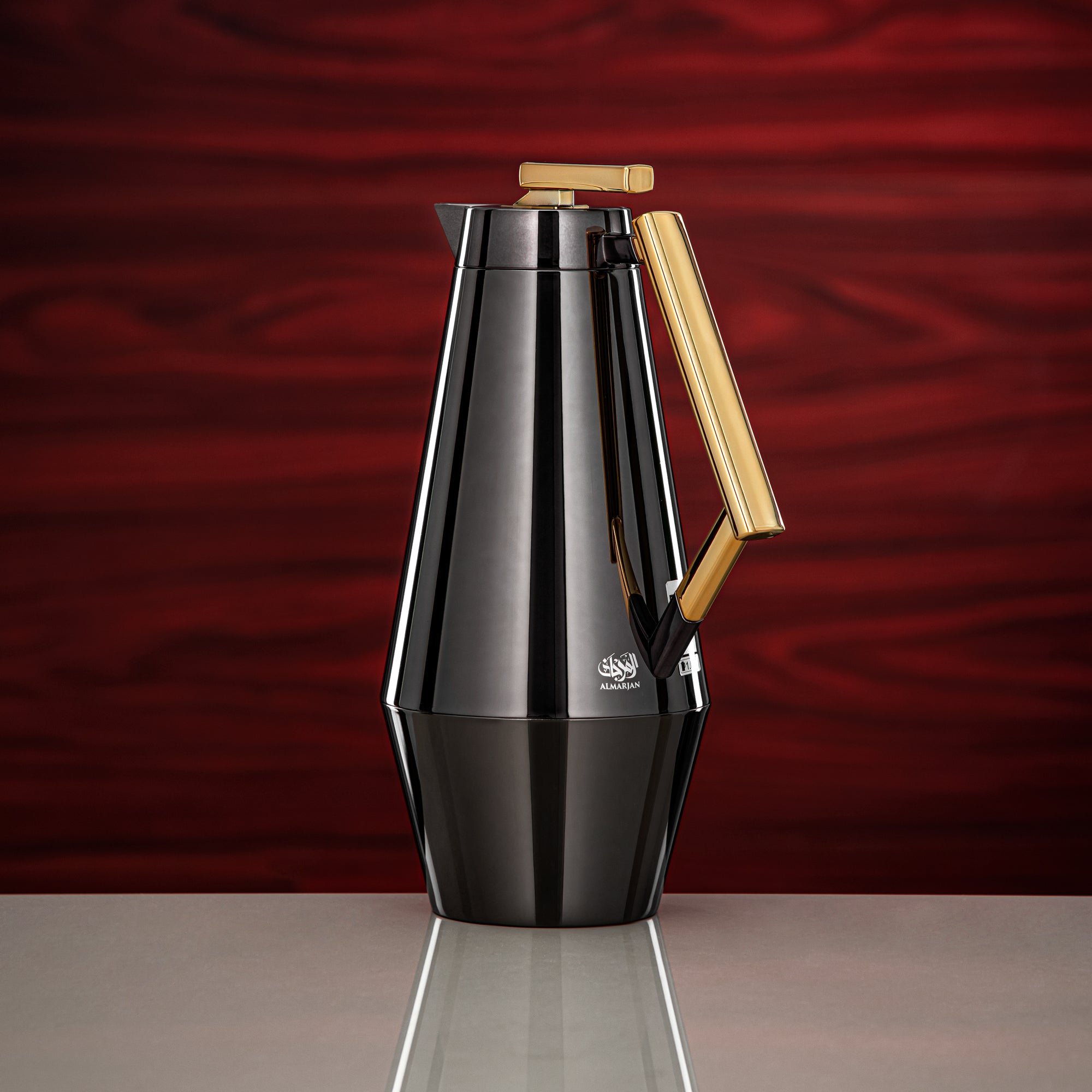 طقم ترامس المرجان 0.7 لتر و1 لتر باللون الأسود المطفي والذهبي