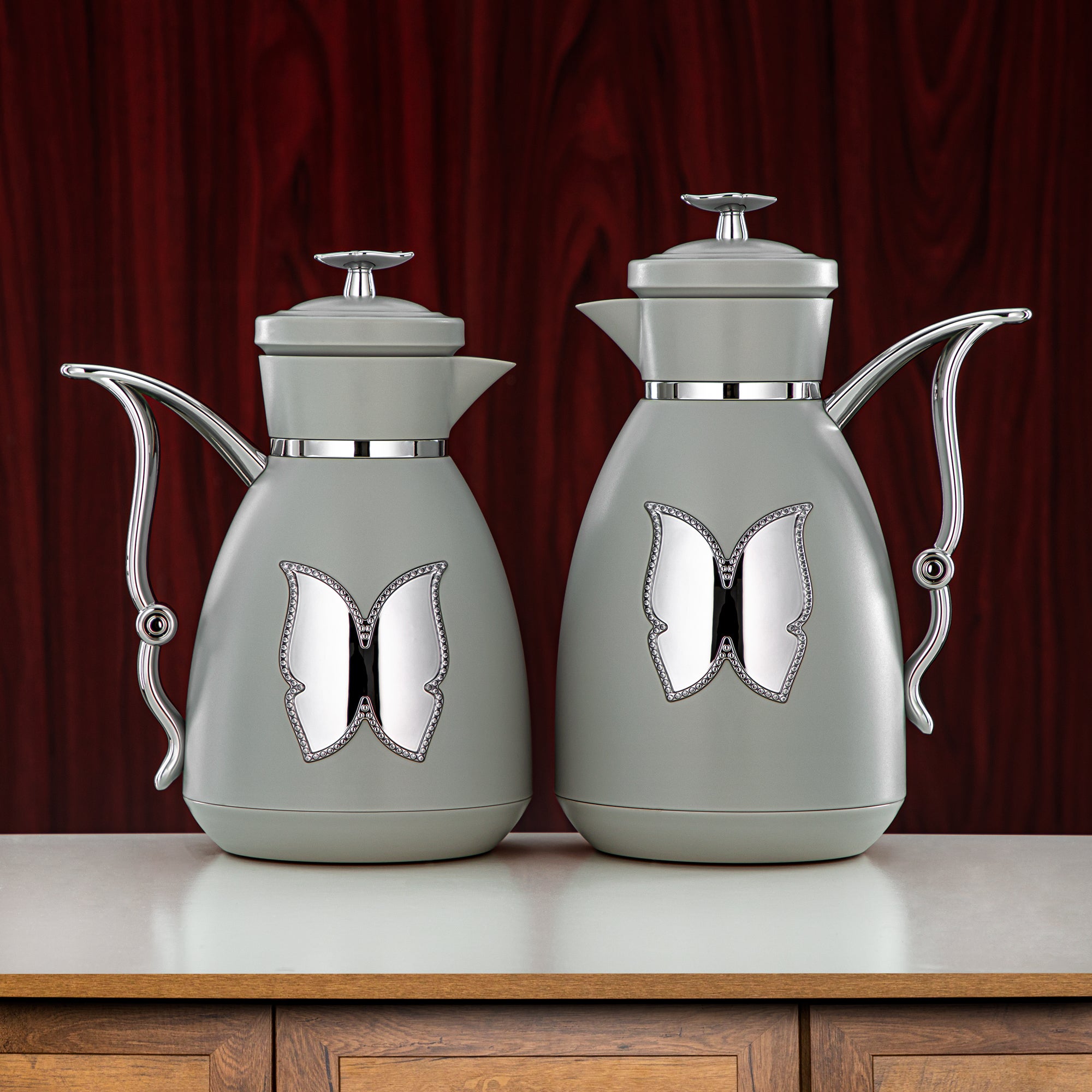 طقم ترامس المرجان زر ضغط بلاستيكي 0.7 لتر + 1 لتر رمادي فاتح وفضي (SM-2C142-070/100 LG/C) - زجاجة شاي وقهوة