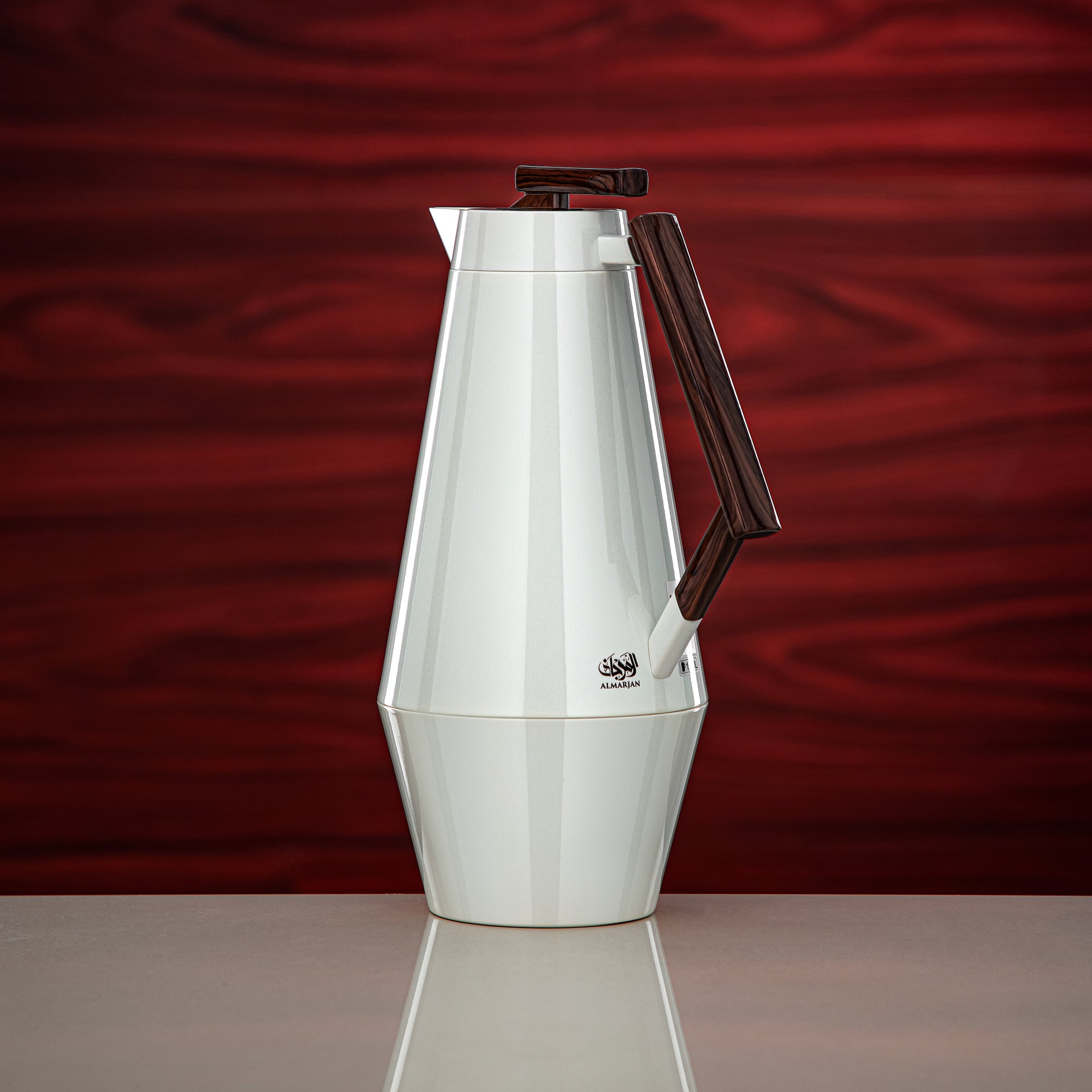 طقم ترامس المرجان 0.7 لتر و1 لتر بلون أبيض لؤلؤي وخشب داكن