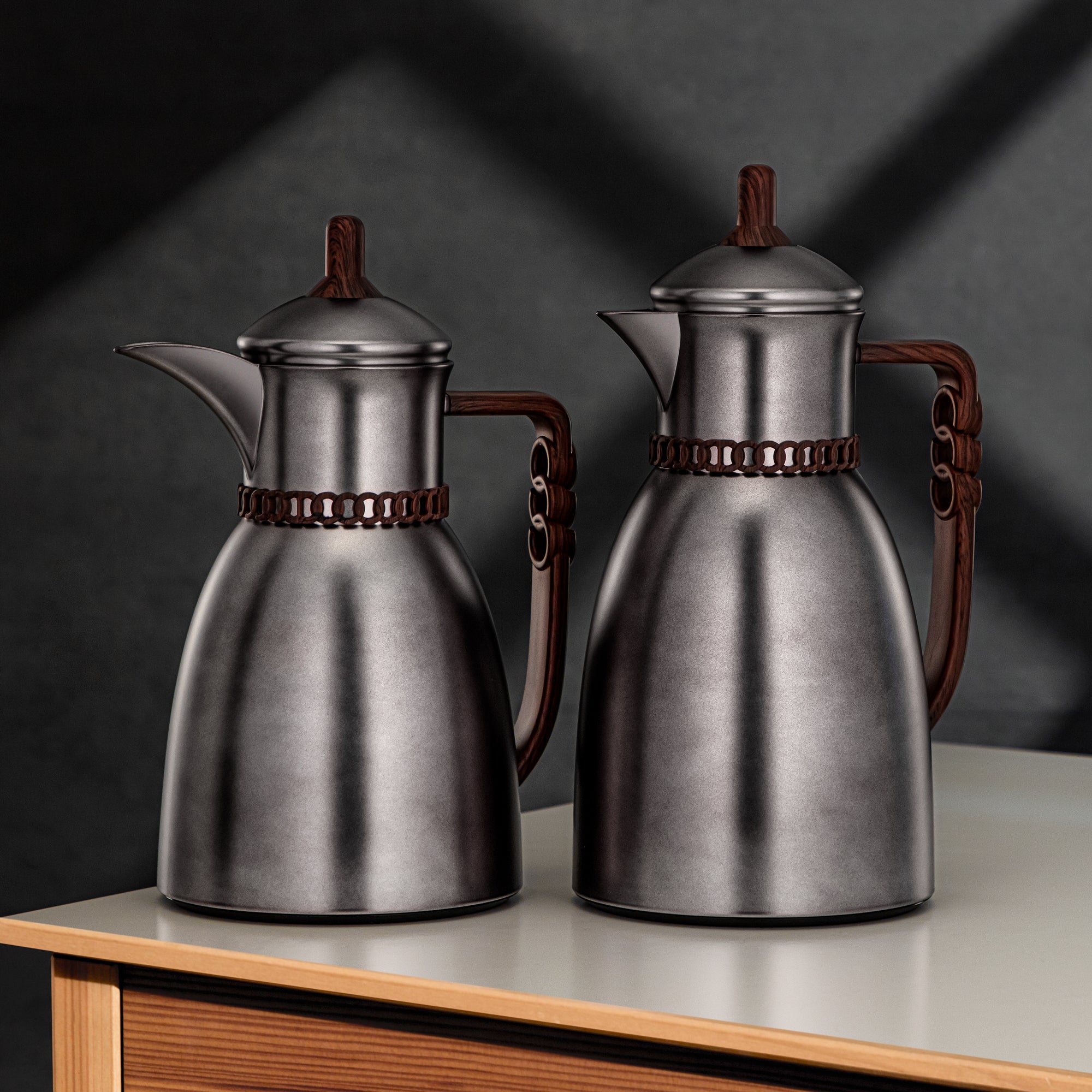 طقم ترامس المرجان سعة 0.7 لتر و1 لتر باللون الأسود المعدني والخشب الداكن