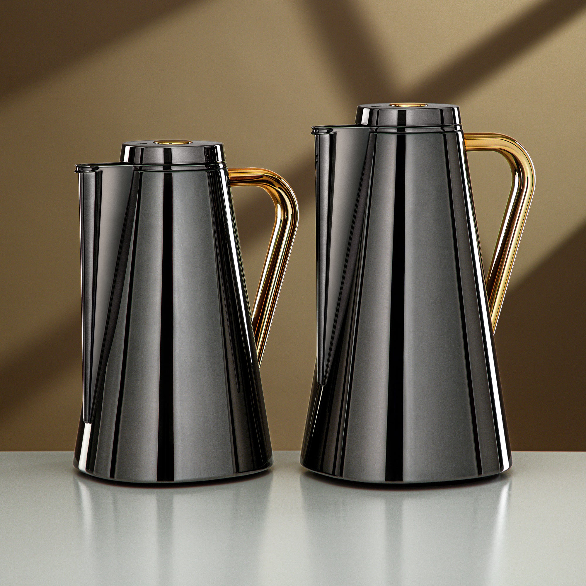 طقم ترامس المرجان 0.7 لتر + 1 لتر أسود فحمي وذهبي